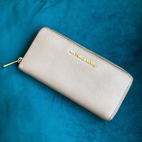 Michael Kors Jet Set Wallet - Picture 2 of 7